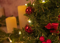 Dekobaum mit 10 LEDs und roten Weihnachtselementen, 35 cm