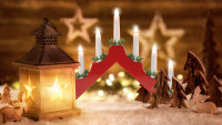 Adventsleuchter aus Holz in Rot mit 7 Kerzenlichtern für den Innenbereich und Schalter
