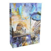 Rechteckige Geschenktasche in mattem Berlin-Design mit den Maßen 23 x 18 x 8 cm und FSC-Mix-Zertifizierung