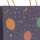 Bunte Flaschentasche mit Ballonmotiv in den Maßen 39 x 12 x 10 cm aus FSC Mix Holz