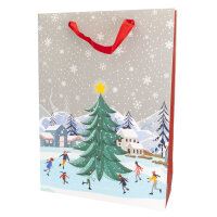Winterliche Geschenktasche mit Motiv einer verschneiten Landschaft in den Maßen 34,5 x 25 x 8,5 cm aus FSC-Mix zertifiziertem Papier