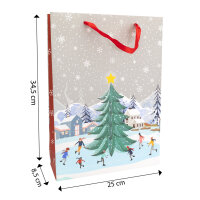 Winterliche Geschenktasche mit Motiv einer verschneiten Landschaft in den Maßen 34,5 x 25 x 8,5 cm aus FSC-Mix zertifiziertem Papier