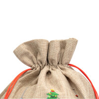 Weihnachtsgeschenksack mit Tannenbaum- und Kaminmotiv in den Maßen 15 x 22 cm für festliche Geschenkverpackung