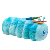 Weiches und bunt gestreiftes Schlamper mit flauschiger...