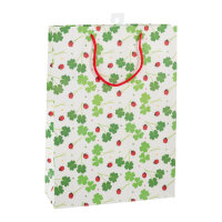Grüne Geschenktasche mit Glücksklee-Motiv in...