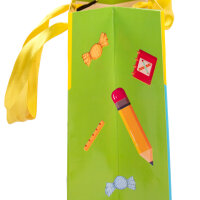 Bunte Geschenktasche zum Schulanfang in den Maßen 23 x 18 x 8 cm aus FSC-Mix Material